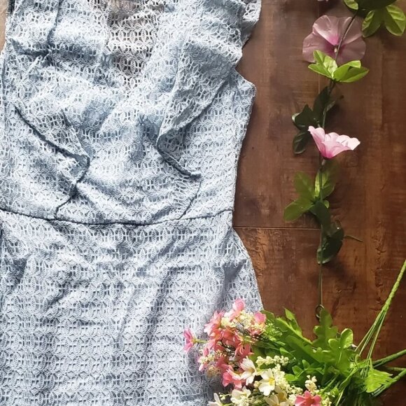 Beautiful baby blue lace dress by Guess. - Picture 4 of 11